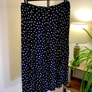 LOFT sz 10 Navy and white patterned midi skirt